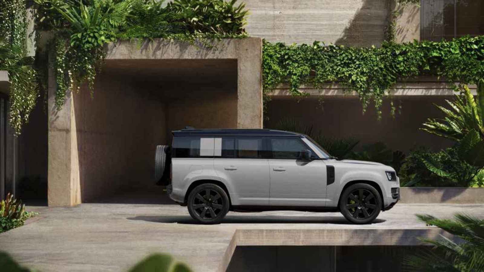 Πρεμιέρα για το ανανεωμένο Land Rover Defender 
